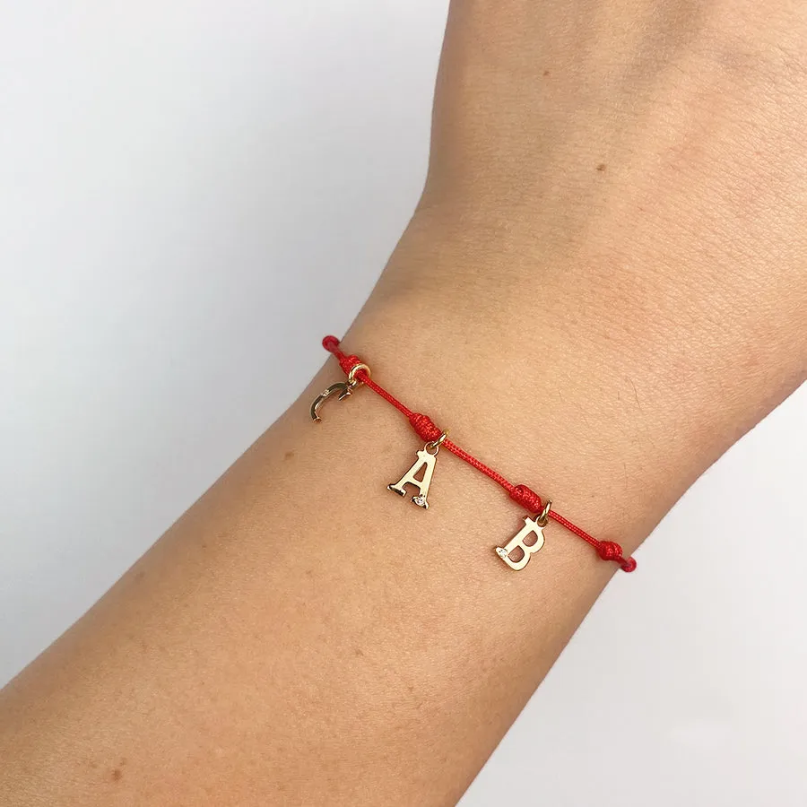 Pulsera con Inicial 7 nudos Rojo 3 letras con Diamante y Oro